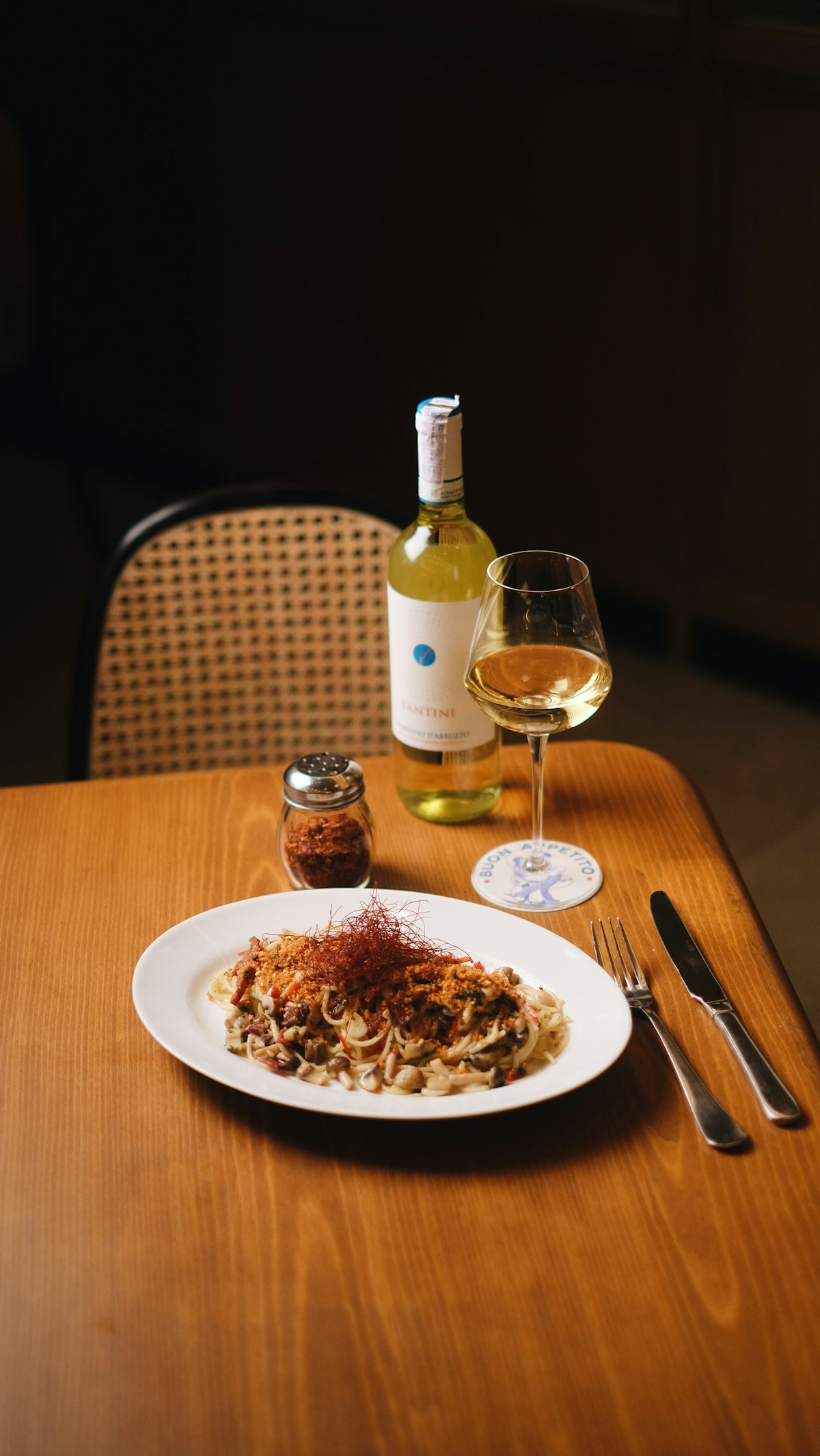 Tavolo apparecchiato con cibo e vino, immagine stock illustrativa.